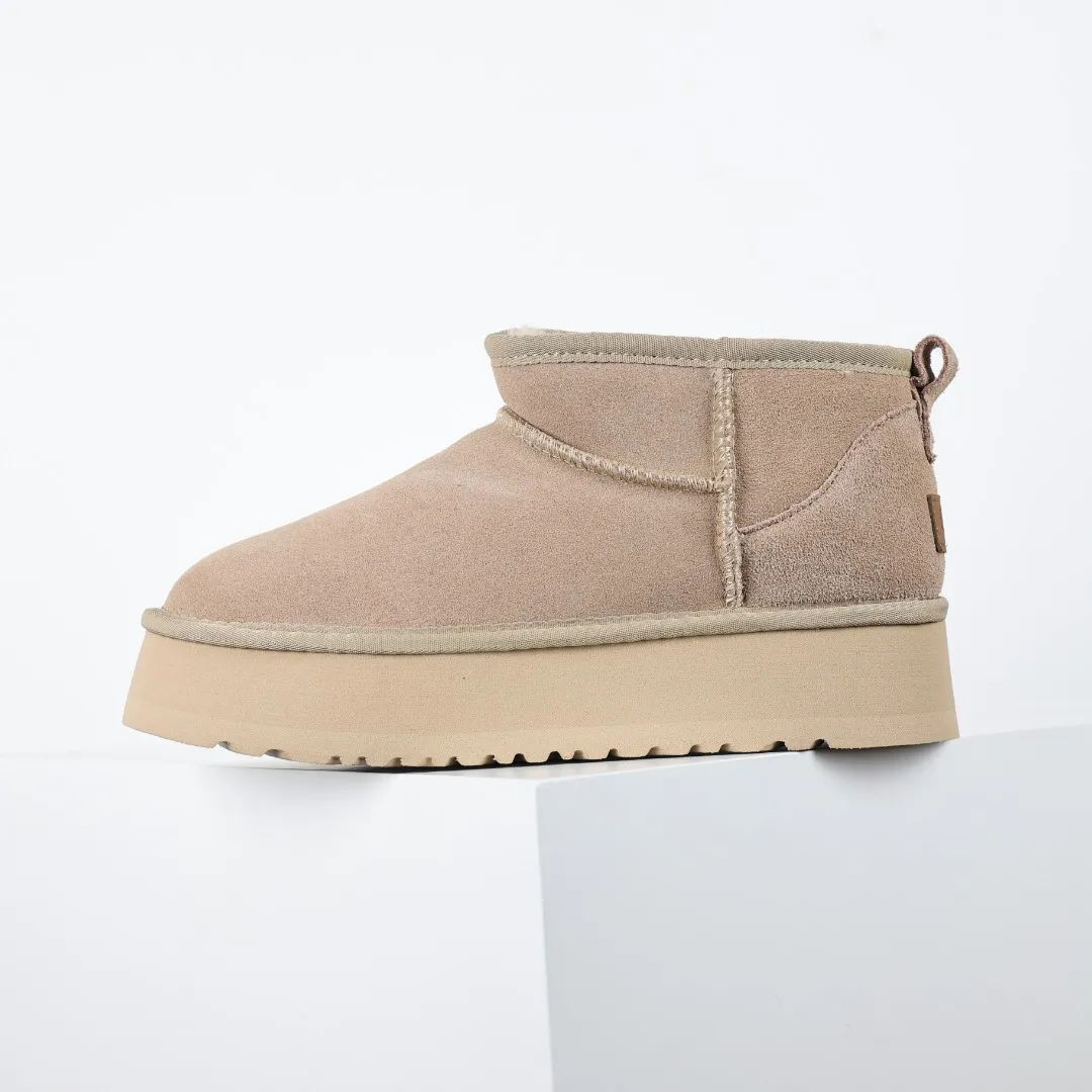Pick up locally 💰440 The core recommendation is good price E4 UGG Thick-soled short style Zhou Dongyu and Wang Yibo's same series Xiaohongshu popular model Henan Longfeng leather production Cashmere insole is a very suitable choice for keeping warm in winter when going out and at home. In the new year, uug launched a style series, which is partially geared towards the preferences of young consumers and has also been at the forefront of fashion trends. Shoe body material UGGPURE™ implanted wool insole Lightweight non-slip and comfortable rubber outsole With brand LOGO and complete packaging Size: 35 36 37 38 39 40